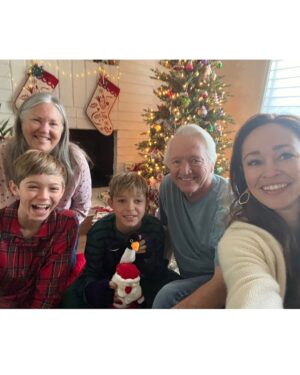 Autumn Reeser Instagram - A cozy California Christmas. 🌴 

-Caroling
-Cousins
-Cards 
-Carousing 
-Communing

💖