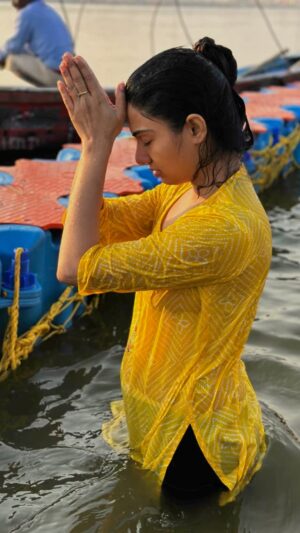 Avani Modi Instagram - आस्तिक हूँ तो कभी नास्तिक हूँ मैं 
जितना भी हूँ…… वास्तविक हूँ मैं। 

आज विश्व के सब से बड़े और भव्य महाकुंभ में सहपरिवार स्नान कर के तन मन और आत्मा प्रफुल्लित हो गए। 

@triveni_sangam_paryagraj #holydip