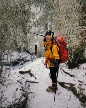 Aviis Zhong Instagram - 我和奇萊山有一段無法攻頂的過往，
第一次開到松雪樓，天候不佳無法出發。
第二次踢到成功山屋隔天大雨撤退差點失溫。
這是第三次，踢到了稜線大風雪上不了北峰也進上不了主峰。
曾在屏風山頂遙望著隔壁的奇萊北峰，也在黑水塘山屋遙望著冰雪覆蓋的奇萊峰頂，奇萊呀！奇萊！妳真是頑皮😩
但零度下的一路上妳帶給我的風景與回憶無數，
這樣就很美好了，謝謝我的山友們和奇萊大山❤️

@raul_iam 
@kairchen 
@pankuancheng 

黃色放風防水上衣： @arcticfox_tw 
黑色帽子： @thenorthface_tw 
雪衣： @patagonia_tw 
綠色毛外套： @patagonia_tw 

#奇萊山