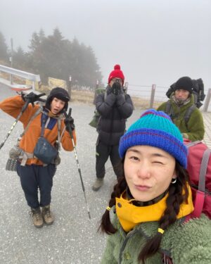 Aviis Zhong Instagram - 我和奇萊山有一段無法攻頂的過往，
第一次開到松雪樓，天候不佳無法出發。
第二次踢到成功山屋隔天大雨撤退差點失溫。
這是第三次，踢到了稜線大風雪上不了北峰也進上不了主峰。
曾在屏風山頂遙望著隔壁的奇萊北峰，也在黑水塘山屋遙望著冰雪覆蓋的奇萊峰頂，奇萊呀！奇萊！妳真是頑皮😩
但零度下的一路上妳帶給我的風景與回憶無數，
這樣就很美好了，謝謝我的山友們和奇萊大山❤️

@raul_iam 
@kairchen 
@pankuancheng 

黃色放風防水上衣： @arcticfox_tw 
黑色帽子： @thenorthface_tw 
雪衣： @patagonia_tw 
綠色毛外套： @patagonia_tw 

#奇萊山