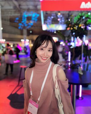 Aya Shibata Instagram - 🖊️
ㅤㅤㅤㅤㅤㅤㅤㅤㅤㅤㅤㅤㅤ
ㅤㅤㅤㅤㅤㅤㅤㅤㅤㅤㅤㅤㅤ
Adobe MAX Japanに行ってきました🐱💖

ㅤㅤㅤㅤㅤㅤㅤㅤㅤㅤㅤㅤㅤ
私は普段からPhotoshopには大変お世話になっていますが、
キーノートで、Adobeの様々な新製品、新機能、
イノベーションを見たり(生成AIすごかった、、！)
実際にブースで体験したりして来ました🥰
ㅤㅤㅤㅤㅤㅤㅤㅤㅤㅤㅤㅤㅤ
ㅤㅤㅤㅤㅤㅤㅤㅤㅤㅤㅤㅤㅤ
Acrobat AIブースでPDFクイズに挑戦して、
Adobe製品体験ブースの百千鳥で遊んできました！
その模様はインスタライブでアーカイブ残してあるので
そちらもぜひご覧ください〜🥰
ㅤㅤㅤㅤㅤㅤㅤㅤㅤㅤㅤㅤㅤ
ㅤㅤㅤㅤㅤㅤㅤㅤㅤㅤㅤㅤㅤ
楽しかったー！💖💖
熱気と活気がすごかった！

ㅤㅤㅤㅤㅤㅤㅤㅤㅤㅤㅤㅤㅤ
ㅤㅤㅤㅤㅤㅤㅤㅤㅤㅤㅤㅤㅤ
#AdobeMAX #PR #MAXreporter 
@adobecreativecloudjp