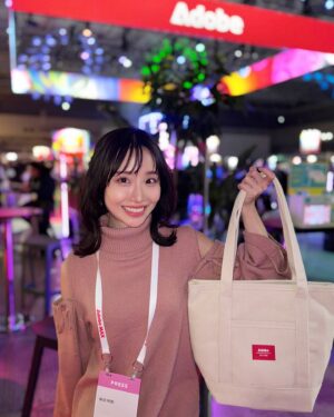Aya Shibata Instagram - 🖊️
ㅤㅤㅤㅤㅤㅤㅤㅤㅤㅤㅤㅤㅤ
ㅤㅤㅤㅤㅤㅤㅤㅤㅤㅤㅤㅤㅤ
Adobe MAX Japanに行ってきました🐱💖

ㅤㅤㅤㅤㅤㅤㅤㅤㅤㅤㅤㅤㅤ
私は普段からPhotoshopには大変お世話になっていますが、
キーノートで、Adobeの様々な新製品、新機能、
イノベーションを見たり(生成AIすごかった、、！)
実際にブースで体験したりして来ました🥰
ㅤㅤㅤㅤㅤㅤㅤㅤㅤㅤㅤㅤㅤ
ㅤㅤㅤㅤㅤㅤㅤㅤㅤㅤㅤㅤㅤ
Acrobat AIブースでPDFクイズに挑戦して、
Adobe製品体験ブースの百千鳥で遊んできました！
その模様はインスタライブでアーカイブ残してあるので
そちらもぜひご覧ください〜🥰
ㅤㅤㅤㅤㅤㅤㅤㅤㅤㅤㅤㅤㅤ
ㅤㅤㅤㅤㅤㅤㅤㅤㅤㅤㅤㅤㅤ
楽しかったー！💖💖
熱気と活気がすごかった！

ㅤㅤㅤㅤㅤㅤㅤㅤㅤㅤㅤㅤㅤ
ㅤㅤㅤㅤㅤㅤㅤㅤㅤㅤㅤㅤㅤ
#AdobeMAX #PR #MAXreporter 
@adobecreativecloudjp