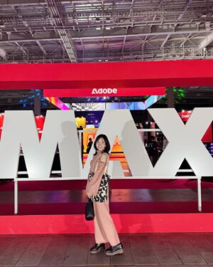Aya Shibata Instagram - 🖊️
ㅤㅤㅤㅤㅤㅤㅤㅤㅤㅤㅤㅤㅤ
ㅤㅤㅤㅤㅤㅤㅤㅤㅤㅤㅤㅤㅤ
Adobe MAX Japanに行ってきました🐱💖

ㅤㅤㅤㅤㅤㅤㅤㅤㅤㅤㅤㅤㅤ
私は普段からPhotoshopには大変お世話になっていますが、
キーノートで、Adobeの様々な新製品、新機能、
イノベーションを見たり(生成AIすごかった、、！)
実際にブースで体験したりして来ました🥰
ㅤㅤㅤㅤㅤㅤㅤㅤㅤㅤㅤㅤㅤ
ㅤㅤㅤㅤㅤㅤㅤㅤㅤㅤㅤㅤㅤ
Acrobat AIブースでPDFクイズに挑戦して、
Adobe製品体験ブースの百千鳥で遊んできました！
その模様はインスタライブでアーカイブ残してあるので
そちらもぜひご覧ください〜🥰
ㅤㅤㅤㅤㅤㅤㅤㅤㅤㅤㅤㅤㅤ
ㅤㅤㅤㅤㅤㅤㅤㅤㅤㅤㅤㅤㅤ
楽しかったー！💖💖
熱気と活気がすごかった！

ㅤㅤㅤㅤㅤㅤㅤㅤㅤㅤㅤㅤㅤ
ㅤㅤㅤㅤㅤㅤㅤㅤㅤㅤㅤㅤㅤ
#AdobeMAX #PR #MAXreporter 
@adobecreativecloudjp
