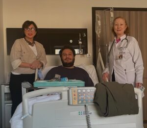 Ayşenil Şamlıoğlu Instagram - Academic Hospital’dayız iki gündür,yaygın enfeksiyondan payımıza düşeni aldık.Başhekim sevgili Türkan Özer’e emanet ettik kendimizi🩷 Prof.Sevinç Aktan beni hiç yalnız bırakmayan dostumdan öte kardeşimdir,gene yanıbaşımdaydı.❤️
İyi ki varlar🙏 
Ülkeyi terk etmek durumunda kalan genç hekimleri düşündükçe içim burkuluyor.Doktorlarımıza saygı ve teşekkürü esirgememek dileğiyle…
#sevinçaktan  #türkanözer