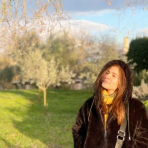 Ayesha Omar Instagram - Flying Roma ❤️ Number 12 and 14 are my constant states of mind. You think I’m crazy cause I relate to animals and children more? 🦅💋🌹🌪️

#Romanholiday #friendsandfamily 
#travelgram #travelblogger 
#roma #rome #italy #ayeshaomar #feb2025 #birdperson #animallovers #animalpeople #imlikeabird #gypsy #wanderer #holiday #travel #love #mylife