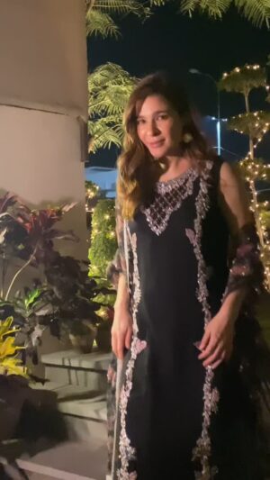 Ayesha Omar Instagram - 👣🌸🦅 aur phurrrr se na urrrh jaen kahin… 

@faizasaqlain 

#ayeshaomar #night #out #black #blackpink #dil #se #utar #naa #jayen #niyat #dinner #desi #desilook #karachi #pakistan #fashion #pakistanidresses