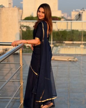 Ayesha Zeenath Instagram - Golden hour..........♥️

📸 R I AIEN🫠
: thank you @rasidhadesigner for this beautiful dhavni 🤍

#dhavni #traditional #tamil #aysha #actor #live #peace