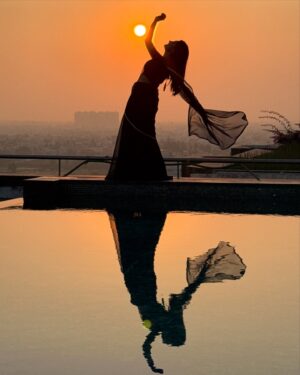 Ayesha Zeenath Instagram - Golden hour..........♥️

📸 R I AIEN🫠
: thank you @rasidhadesigner for this beautiful dhavni 🤍

#dhavni #traditional #tamil #aysha #actor #live #peace