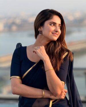 Ayesha Zeenath Instagram - Golden hour..........♥️

📸 R I AIEN🫠
: thank you @rasidhadesigner for this beautiful dhavni 🤍

#dhavni #traditional #tamil #aysha #actor #live #peace