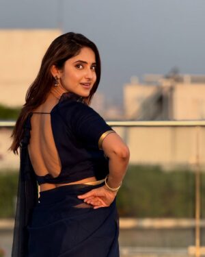 Ayesha Zeenath Instagram - Golden hour..........♥️

📸 R I AIEN🫠
: thank you @rasidhadesigner for this beautiful dhavni 🤍

#dhavni #traditional #tamil #aysha #actor #live #peace