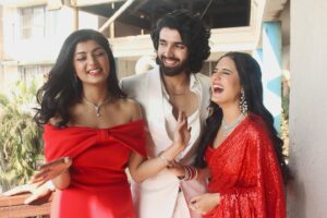 Ayushi Khurana Instagram - Three’s a crowd? Nah, just the perfect trio.
.
.
#jaaneanjanehummile 
Don’t forget to watch our show every day at 9:30pm only on @zeetv @zee5shows
