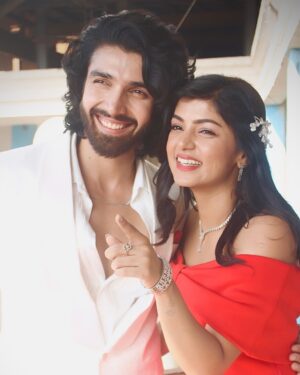 Ayushi Khurana Instagram - Three’s a crowd? Nah, just the perfect trio.
.
.
#jaaneanjanehummile 
Don’t forget to watch our show every day at 9:30pm only on @zeetv @zee5shows