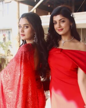 Ayushi Khurana Instagram - Three’s a crowd? Nah, just the perfect trio.
.
.
#jaaneanjanehummile 
Don’t forget to watch our show every day at 9:30pm only on @zeetv @zee5shows