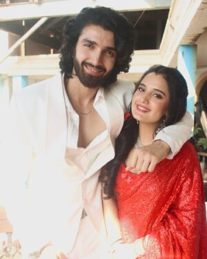 Ayushi Khurana Instagram - Three’s a crowd? Nah, just the perfect trio.
.
.
#jaaneanjanehummile 
Don’t forget to watch our show every day at 9:30pm only on @zeetv @zee5shows