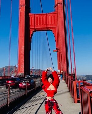 Bai Ling Instagram - Haha I am obsessed with this song do you? Sharing 20pics of me on the #goldengatebridge what an #amazing #sunnyday during my #dayoff #filming in #sanfrancisco that I went everywhere in San Francisco sighting the city’s fabulous beauty. . Which pic do you like? 

Feel #blessed to have the beauty of nature reflecting in my eyes and in my heart’s joy and excitement about life, I believe this is all we are the one  that is making it when our heart is dancing with joy, then what we see is the outside world matching us, giving us what we feel inside. 

I keep #singing this song and eventually my friend found it and we play it in the car, passing beautiful farms and #cows and #horses and beautiful #deers that they are just there living their lives, eating peacefully not pay any attention to anything. So simply in harmony. 

Even though it is winter so cold, still I went to play with the ocean’s big waves, lost in a beautiful deep forest #hiking #eating fresh #oysters on the seaside, some #frenchfood of cause cafe ,watched #goldengate bridge shining it’s glory in different times lights, morning evening, so stunningly beautiful I have been seen it from far away over the #baybridge where my film set is.

Amazing how everyday when the #production car picke me up to #filmset , I see the Golden Gate Bridge from so far away it seamed so so small like a toy, then when I am on it, it is so big and #stunning #powerful .

Well tomorrow to #movieset I will see it become so small again. Anything is about perspective and distance.

Cookie: Knowing that when our perspective changes then the nature of things change too, therefore when we are in trouble or in difficulties, all we have to do is just to change and shift our perspective then things will then charge too. This is exactly how you change your situations from negative to positive. We have the tools to make it the way we want it to be. Beauty is in the eyes of beholders. 

Love from sanfrancisco 💝😛👍

Click the link in my bio or just type in Google: Bai Ling Hollywood Shop to get your 2025 gifts 🎁🔮🧧
https://www.bailinghollywoodshop.com/

#bailingmovie #fashion #portraitphotography #positivevibes #positivity #白靈電影 #白靈時尚
