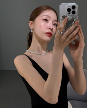 Bang Min-ah Instagram - Hi 🩶