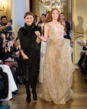 Barbara Meier Instagram - Paris Haute Couture Fashion Week ✨
Fashion Show for @inclover.brand 

Nach 15 Jahren war ich wieder auf dem Laufsteg der Pariser Fashion Week. So schön, dass man mittlerweile auch als Frau über 35 und als zweifach Mama auf den Laufsteg darf.
Die Kollektion ist ein Traum und die Designerin von Inclover eine echt bemerkenswerte tolle Frau! ❤️

Danke @mephistophelesproductions für die tolle Organisation! 💋

#fashionweek #hautecouture #parisfashionweek #inclover #runway #momoftwo #couture #paris #frauenpower