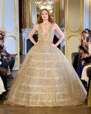 Barbara Meier Instagram - Paris Haute Couture Fashion Week ✨
Fashion Show for @inclover.brand 

Nach 15 Jahren war ich wieder auf dem Laufsteg der Pariser Fashion Week. So schön, dass man mittlerweile auch als Frau über 35 und als zweifach Mama auf den Laufsteg darf.
Die Kollektion ist ein Traum und die Designerin von Inclover eine echt bemerkenswerte tolle Frau! ❤️

Danke @mephistophelesproductions für die tolle Organisation! 💋

#fashionweek #hautecouture #parisfashionweek #inclover #runway #momoftwo #couture #paris #frauenpower