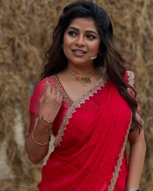 Bavithra B Instagram - இனிய பொங்கல் திருநாள் நல்வாழ்த்துக்கள் 🎋

Don’t forget to watch #pongalspecial shows on @suntv 

Outfit from the @chakrabortymukta 

#bavithra #suntv #singapenney #misssouthindia2017