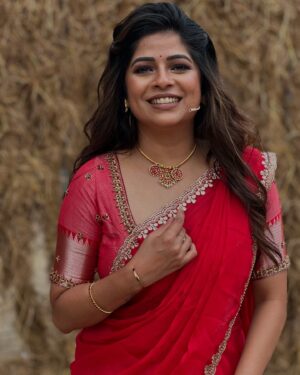 Bavithra B Instagram - இனிய பொங்கல் திருநாள் நல்வாழ்த்துக்கள் 🎋

Don’t forget to watch #pongalspecial shows on @suntv 

Outfit from the @chakrabortymukta 

#bavithra #suntv #singapenney #misssouthindia2017