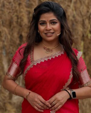 Bavithra B Instagram - இனிய பொங்கல் திருநாள் நல்வாழ்த்துக்கள் 🎋

Don’t forget to watch #pongalspecial shows on @suntv 

Outfit from the @chakrabortymukta 

#bavithra #suntv #singapenney #misssouthindia2017