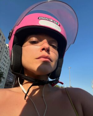 Bella Camero Instagram - Gente, lembra quando eu era triste??
Eu era apenas paulista !!1!!11!!

adoro quando vem o capacete rosa e quando o hai passa maquiagem pra sair , motoboy natalino, jogatina no boteco, o milho tava frio, a danni veio e o isqueiro DEVOLVA caiu no bueiro mas @nevedeisopor disse que ia mandar outro

e o @jgiordanoo finalmente elogiou minha dedicação na ginástica sim eu falo ginástica