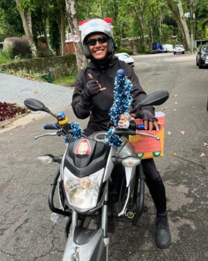 Bella Camero Instagram - Gente, lembra quando eu era triste??
Eu era apenas paulista !!1!!11!!

adoro quando vem o capacete rosa e quando o hai passa maquiagem pra sair , motoboy natalino, jogatina no boteco, o milho tava frio, a danni veio e o isqueiro DEVOLVA caiu no bueiro mas @nevedeisopor disse que ia mandar outro

e o @jgiordanoo finalmente elogiou minha dedicação na ginástica sim eu falo ginástica