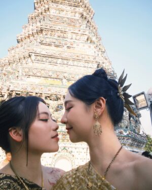 Bella Yang Instagram - 愛在暹羅天氣晴🧡👰☀️🌅🇹🇭
.
.
.
.
.
該找我們拍GL了吧🤣

#CBdiary #卡貝妻妻日記