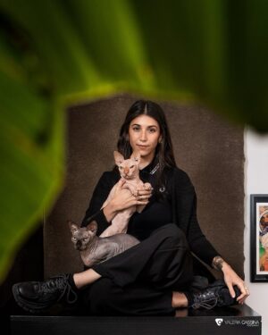 Bely Basarte Instagram - Proyecto Kan: Bely Basarte, Molly y Otis

Bely Basarte no solo es una de las voces más especiales de su generación, sino también una artista que transforma cada experiencia en inspiración. Molly y Otis, sus dos gatos, son una parte fundamental de su vida y su música.

Molly llegó en sus primeros pasos como artista independiente, trayendo cariño, mientras que Otis le aporta calma en los momentos difíciles. Ellos no solo son su refugio, sino también los primeros en escuchar sus canciones, convirtiéndose en parte de su proceso creativo.

Gracias, Bely, por dejarnos entrar en tu mundo y mostrarnos el amor que compartes con ellos.
@czsbackdrops 
#ProyectoKan #BelyBasarte #MollyYOtis #arteymascotas