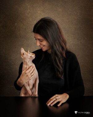 Bely Basarte Instagram - Proyecto Kan: Bely Basarte, Molly y Otis

Bely Basarte no solo es una de las voces más especiales de su generación, sino también una artista que transforma cada experiencia en inspiración. Molly y Otis, sus dos gatos, son una parte fundamental de su vida y su música.

Molly llegó en sus primeros pasos como artista independiente, trayendo cariño, mientras que Otis le aporta calma en los momentos difíciles. Ellos no solo son su refugio, sino también los primeros en escuchar sus canciones, convirtiéndose en parte de su proceso creativo.

Gracias, Bely, por dejarnos entrar en tu mundo y mostrarnos el amor que compartes con ellos.
@czsbackdrops 
#ProyectoKan #BelyBasarte #MollyYOtis #arteymascotas