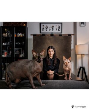 Bely Basarte Instagram - Proyecto Kan: Bely Basarte, Molly y Otis

Bely Basarte no solo es una de las voces más especiales de su generación, sino también una artista que transforma cada experiencia en inspiración. Molly y Otis, sus dos gatos, son una parte fundamental de su vida y su música.

Molly llegó en sus primeros pasos como artista independiente, trayendo cariño, mientras que Otis le aporta calma en los momentos difíciles. Ellos no solo son su refugio, sino también los primeros en escuchar sus canciones, convirtiéndose en parte de su proceso creativo.

Gracias, Bely, por dejarnos entrar en tu mundo y mostrarnos el amor que compartes con ellos.
@czsbackdrops 
#ProyectoKan #BelyBasarte #MollyYOtis #arteymascotas