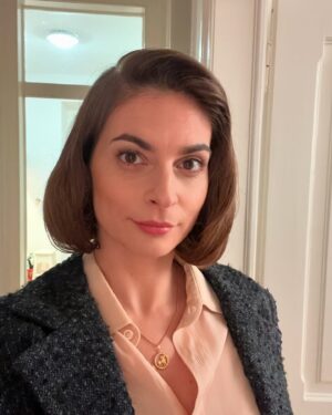 Benedita Pereira Instagram - Janeiro está a ser bom (para mim) 
1 - primeira selfie do ano a poucos metros da casa para onde vou viver em breve (e nesse dia não fazia ideia!!!)
2 - a primeira vez que visitei a casa
3 - a foto que o Álvaro me tirou à porta da escola 
4 - gentle reminder 
5 - camionista do crl
6 - ir ao São Gonçalinho em Aveiro é quase como estar numa zona de guerra: émuito difícil não apanhar com uma cavaca em cheio na tola! 😂
7 - a Kristine dos anos 50
8 - prometemos comprar a casa!
9 - nem a chuva o pára 
10 - fomos ver o Sonic 3 e eu gargalhei muito 
11 - antes de entrar em cena e por isso ainda com cara decente 😂
12 - a minha amiga @____joanasantos____ ganhou mais um prémio e eu estou muito orgulhosa dela!