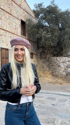 Bengi İdil Uras Instagram - Selamı verip bacağını kaptırmak 😁 Siz bu tarza denk geldiniz mi ?