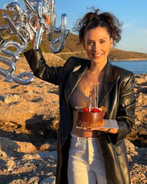 Bengi İdil Uras Instagram - 35 🎂 Yolun tam olarak neresi olduğunu bilmiyorum ama güzel bir yeri olduğu kesin ✨ İyi dileklerini gönderen herkese çok teşekkürler 🫶 Photo by @timucintoksoz gönül gözü diyebilir miyiz ? 😁❤️