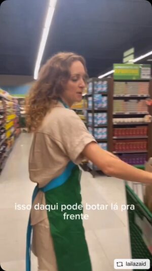 Betty Gofman Instagram - É ISSO AÍ LAILA.
ATE AS LIVRARIA BACANUDAS DA NOSSA CIDADE AINDA TEM SACOLAS PLÁSTICAS.  FICO PASMA COM A FALTA DE RESPONSABILIDADE COM QUE TODOS  NÓS TRATAMOS O PLANETA. TA NA HORA DE MUDAR ISSO PORRAAAAA!!!! #REPOST @lailazaid with @get__repost__app  tudo pode mudar quanto você muda a administração, mas você pode fazer diferença em qualquer função que esteja. 😉🧡

Parece que foi ontem, mas desde que postei esse vídeo em 2021 eu venho falando que gente tem que saber escolher a gerência e o que mudou? Me diz aí. 

#lailazaid #sustentabilidade #explorar #humorm #meioambiente #consumoconsciente w @download_repost_pro #repostios #repostw10
