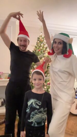 Beyza Şekerci Instagram - Yılın en sevdiğimiz dönemine neşeli bir giriş🎄🎁💫🎉