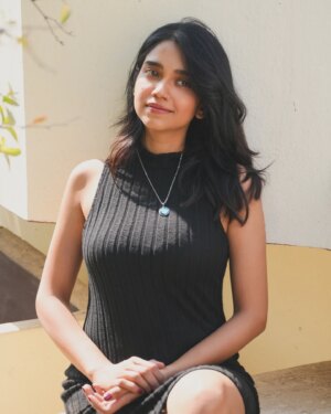 Bhagyashree Limaye Instagram - How can you be sure this isn't a dream? 🍄
.
.
#findingbalance #explorepage #exploremore #communityoflove #winterishere #sunkissed #year #foryoupage #black #portrait #thoughts #musings #love #ootd # #selflove #vangogh #pendant #jewellery #artjewellery #souvenir