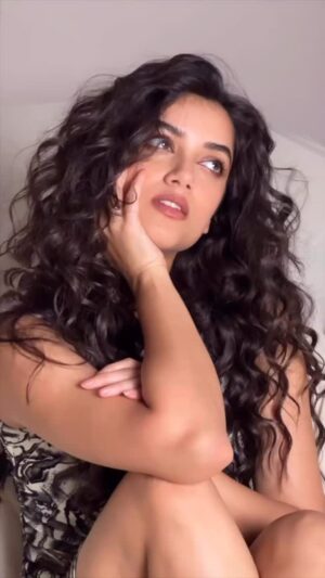Bhagyashri Borse Instagram - Raw & wild 🐯🎬

#BTS🩶
