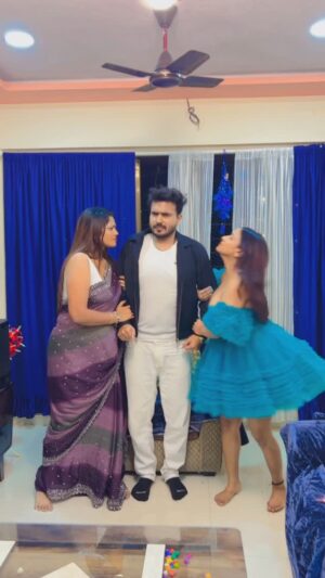 Bharti Jha Instagram - Ghar wali Bahar  wali 😍😍
#instagram #instareels #instalove #dance #friends #friendforever #viral #bhartijha
