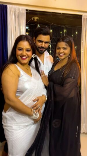 Bharti Jha Instagram - Naya Naya Saal,
Naya Naya Maal.
Happy new year 🥳 
.
.
@luckysaini95 @luckkysaini95 @gamreepriya 
.
#bhartijha #priyagamre #luckysaini 
.
.
.
.
.
#reels #reelitfeelit #reelkarofeelkaro #reelsinstagram #reelvideo #dance #dancevideo #friends #trendingreels #trending #viral