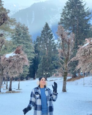Bhumika Thakkar Instagram - I think they call this love 😍

#mountainsview #mountainlover #kashmirtourism #kashmirvalley #indiantravel #indiantraveller #snowcappedmountains #pahalgam #betaabvalley