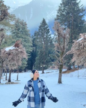Bhumika Thakkar Instagram - I think they call this love 😍

#mountainsview #mountainlover #kashmirtourism #kashmirvalley #indiantravel #indiantraveller #snowcappedmountains #pahalgam #betaabvalley