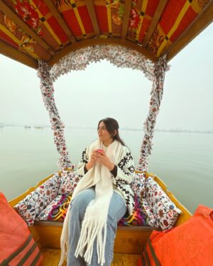 Bhumika Thakkar Instagram - Hum Jo Dekhe Sapne Pyaare Sach Ho Saare Bas Aur Kya ❤️

#dallake #dallakesrinagar #dallakeview #dallake❤️ #srinagarkashmir #srinagardiaries #kashmirvalley #kashmirlife #kashmirlakes #indiantravelblogger #indiantravelgram #indiantravelsquad #kashmirikahwa