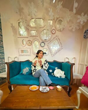 Bhumika Thakkar Instagram - If you visit Kashmir, don’t miss this beautiful and aesthetic cafe @chaijaai in Srinagar. Yes it’s the same cafe where Laila meets Majnu/Qais

I ordered the combo of Noon Chai (Pink Butter Tea) with Salted Sheermal. Not everyone likes Butter tea as it’s salty but it’s good to bring warmth to the body in a colder climate. Also had this in Ladakh. It’s an acquired taste but I didn’t mind it. 

#chaijaai #srinagar #srinagardiaries #srinagarkashmir #srinagarcafe #kashmirdairies #kashmirlife #aestheticcafe #lailamajnu #lailamajnucafe #indiantravelblogger #indiantravelgram #indiantravellers