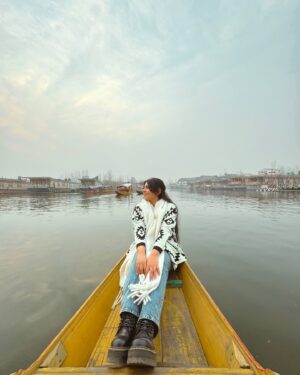 Bhumika Thakkar Instagram - Hum Jo Dekhe Sapne Pyaare Sach Ho Saare Bas Aur Kya ❤️

#dallake #dallakesrinagar #dallakeview #dallake❤️ #srinagarkashmir #srinagardiaries #kashmirvalley #kashmirlife #kashmirlakes #indiantravelblogger #indiantravelgram #indiantravelsquad #kashmirikahwa