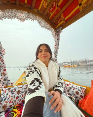 Bhumika Thakkar Instagram - Hum Jo Dekhe Sapne Pyaare Sach Ho Saare Bas Aur Kya ❤️

#dallake #dallakesrinagar #dallakeview #dallake❤️ #srinagarkashmir #srinagardiaries #kashmirvalley #kashmirlife #kashmirlakes #indiantravelblogger #indiantravelgram #indiantravelsquad #kashmirikahwa