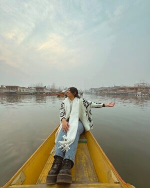 Bhumika Thakkar Instagram - Hum Jo Dekhe Sapne Pyaare Sach Ho Saare Bas Aur Kya ❤️

#dallake #dallakesrinagar #dallakeview #dallake❤️ #srinagarkashmir #srinagardiaries #kashmirvalley #kashmirlife #kashmirlakes #indiantravelblogger #indiantravelgram #indiantravelsquad #kashmirikahwa