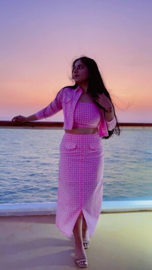 Bhumika Thakkar Instagram - Still one of my favourite videos, love how the light is gradually increased in it while shooting 🫰 And the sunset behind is just stunning!

#cruiselife #cruiseindia #cruiseinfluencer #cordeliacruises #luxurylifestyleblogger #luxurytravels #indiantravelblogger #indiantravelgram #indiantravelsquad #throwback🔙