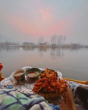 Bhumika Thakkar Instagram - Hum Jo Dekhe Sapne Pyaare Sach Ho Saare Bas Aur Kya ❤️

#dallake #dallakesrinagar #dallakeview #dallake❤️ #srinagarkashmir #srinagardiaries #kashmirvalley #kashmirlife #kashmirlakes #indiantravelblogger #indiantravelgram #indiantravelsquad #kashmirikahwa