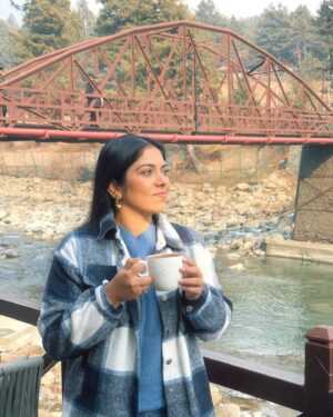 Bhumika Thakkar Instagram - Going to miss the hot chocolate season, already dreading the upcoming Mumbai summers 😒

#hotchocolatetime #hotchocolateseason #kashmir #kashmir_lovers #pahalgam #hotelheevanpahalgam #cafewilopahalgam #kashmirwinter #indiantravelblogger #indiantravelgram